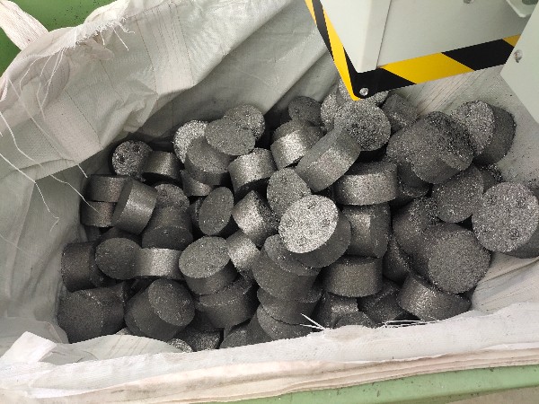 浙江某模具機械公司定制鐵屑壓餅機案例分享