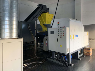 天津某閥門制造公司定制鐵屑壓餅機案例