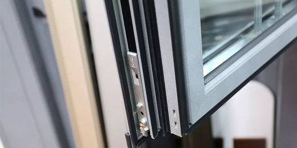 廢舊門窗回收少不了的設(shè)備——廢鋁合金破碎機(jī)