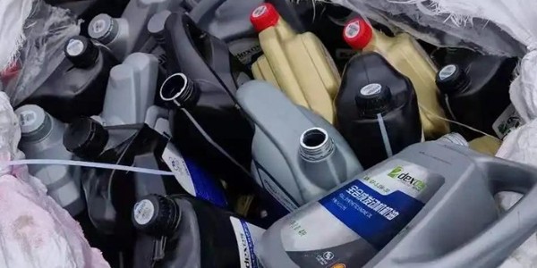 廢機油壺回收處理風(fēng)險大？廢機油壺破碎清洗線解決危廢殘留難題