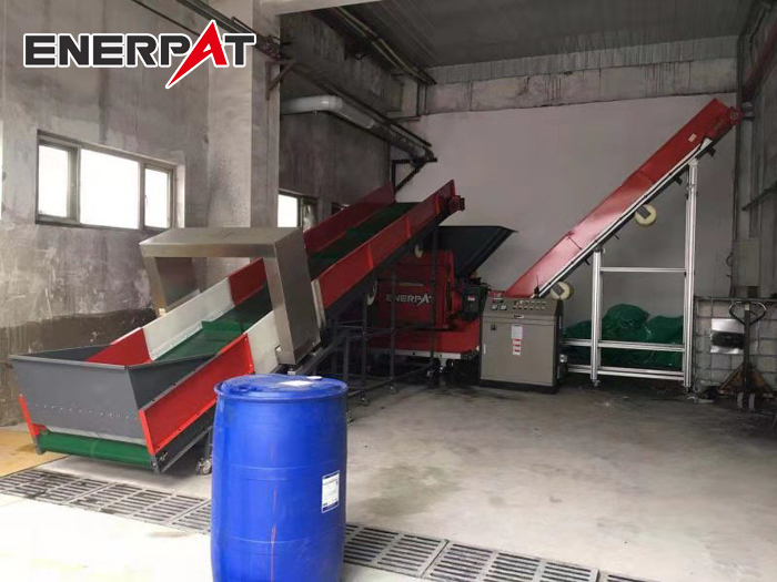 藍(lán)桶破碎機(jī)現(xiàn)場(chǎng)2