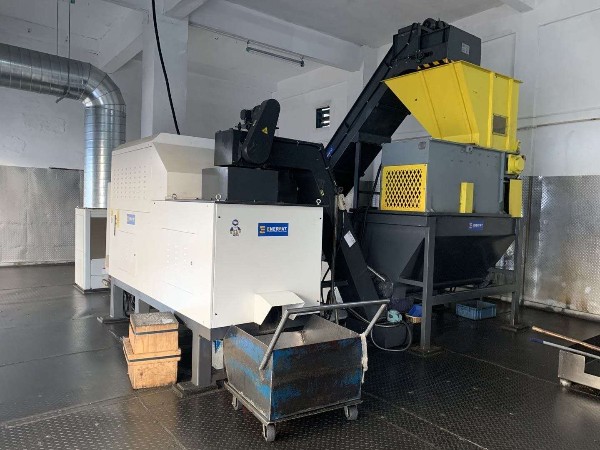 廣東某鋁業公司定制鋁屑壓餅機案例