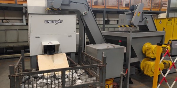 你還在為鐵屑堆積犯愁嗎？快速出料式鐵屑壓餅機來解決