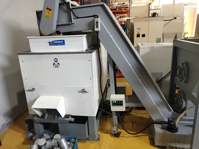 福州某鋁業公司定制鋁屑壓餅機案例